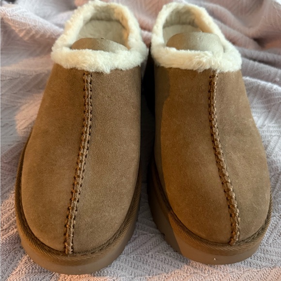 UGG Tan Suede shoes  with Soft White sheepskin Interior NWOT. SEE NEW PHOTOS - Picture 13 of 13